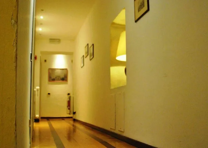 Il Loggiato Dei Serviti Como