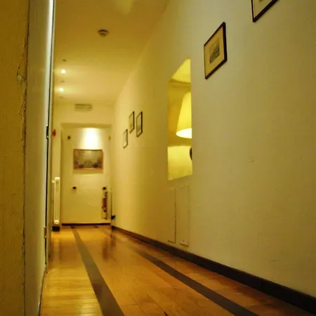 Il Loggiato Dei Serviti Como